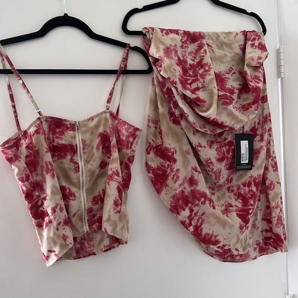 Pretty little thing Fuchsia Tie Dye Print Structured Corset Top & skirt - Picture 3 of 4